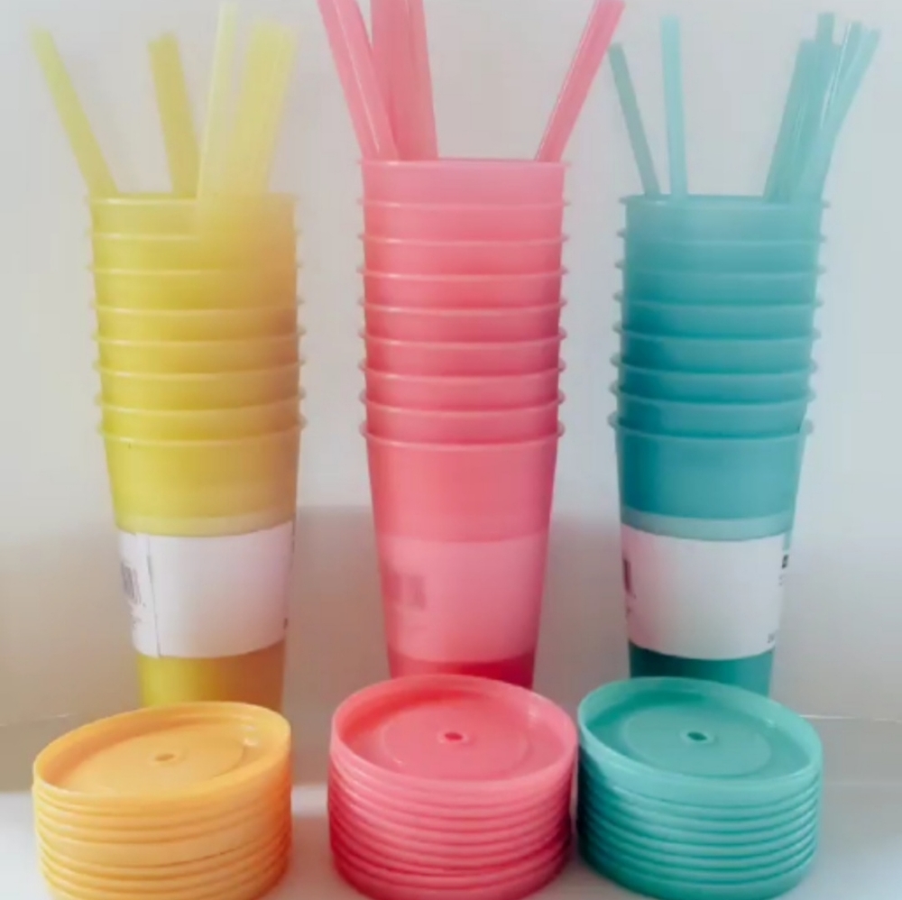 Color changing cups with color changing straws